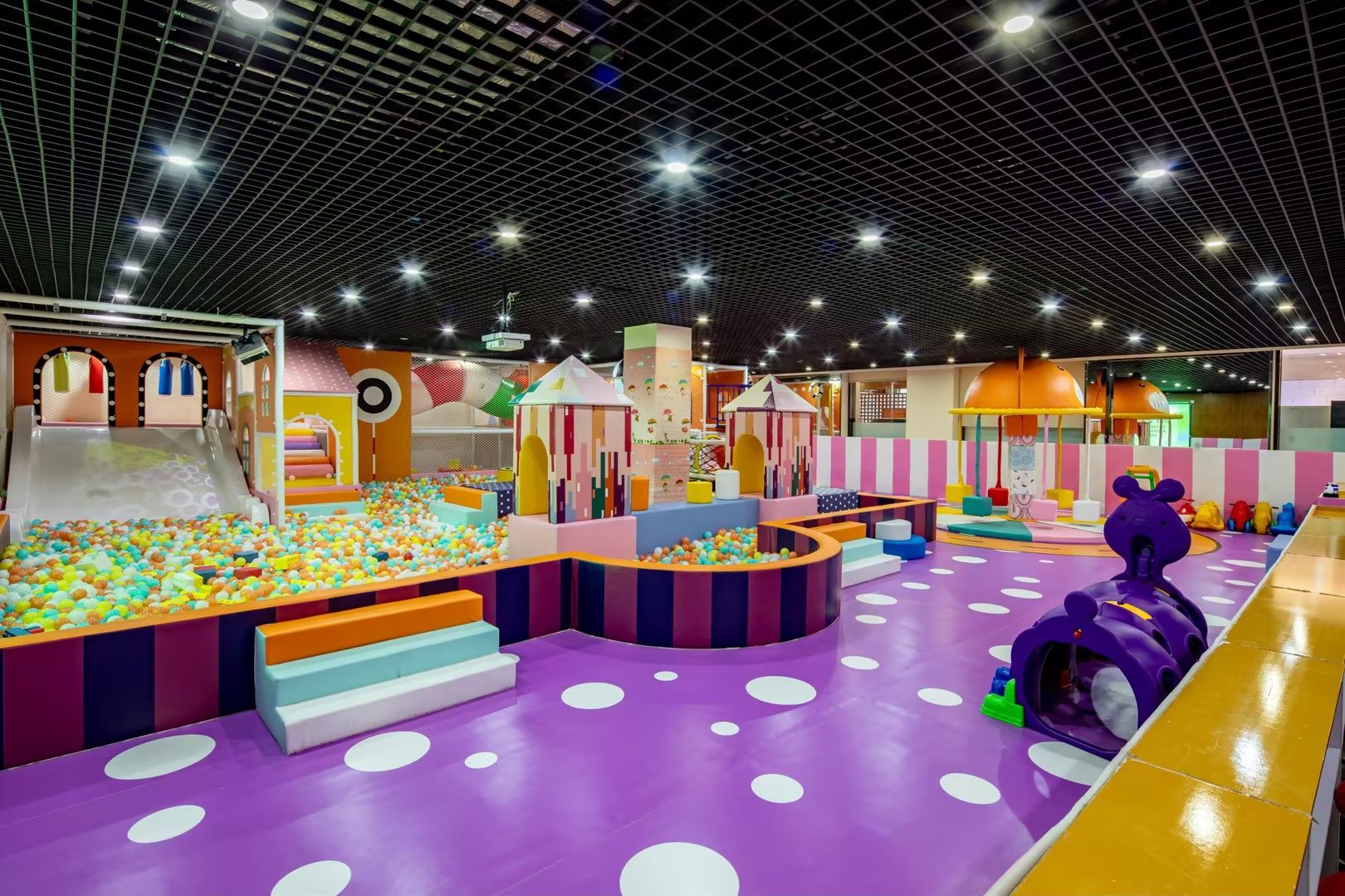 Área de juegos infantiles techada