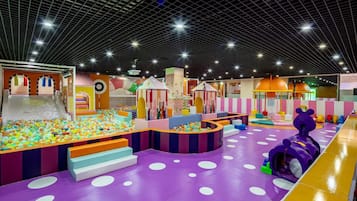 Área de juegos infantiles techada