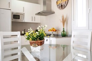 Réfrigérateur, micro-ondes, plaque de cuisson, lave-vaisselle