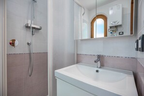 Dusche, Haartrockner, Handtücher