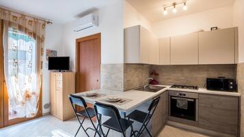 Frigorífico, microondas, placa de cocina y lavavajillas