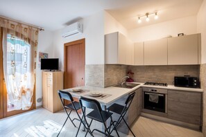 Fridge, microwave, stovetop, dishwasher - Studio Apartment 'Il Bianconiglio' in Proximity to the Lake with Balcony (Peschiera del Garda)