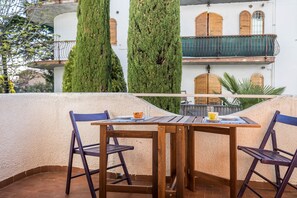 Outdoor dining - Studio Apartment 'Il Bianconiglio' in Proximity to the Lake with Balcony (Peschiera del Garda)