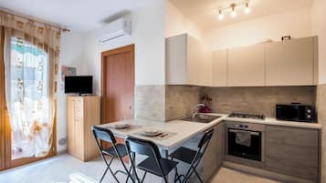 Kühlschrank, Mikrowelle, Herdplatte, Geschirrspüler