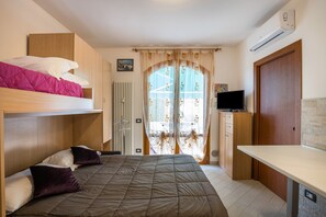 Iron/ironing board, bed sheets - Studio Apartment 'Il Bianconiglio' in Proximity to the Lake with Balcony (Peschiera del Garda)