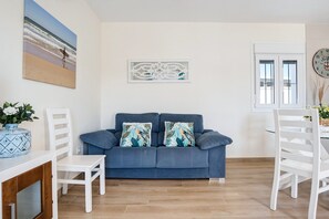 TV - Holiday Home 'Casa Orilla Sur A' close to the Beach with Pool & Wi-Fi (El Palmar de Vejer)