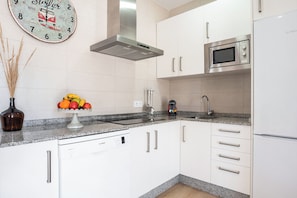 Réfrigérateur, micro-ondes, plaque de cuisson, lave-vaisselle