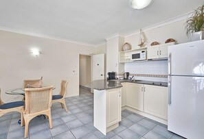 ثلاجة، ميكروويف، موقد طهي مسطح، ماكينة لصنع القهوة/الشاي