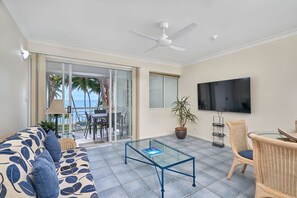 TV - Absolute Beach Front 1 Bedroom Apartment Palm Cove (Cairns)