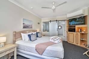 1 bedroom, iron/ironing board, free WiFi, bed sheets - Alassio Beachfront View Suite 302-2 (Cairns)