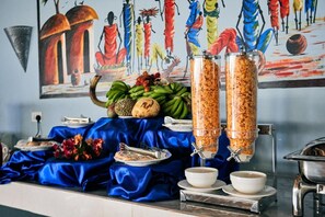 Café da manhã completo grátis todos os dias