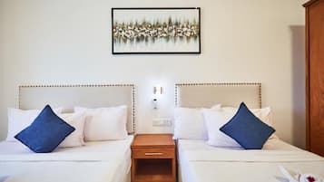 Een minibar, een kluis op de kamer, een bureau, geluiddichte muren