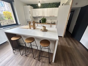 Fridge, oven, stovetop, coffee/tea maker