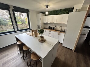 Een koelkast, een oven, een kookplaat, een koffiezetapparaat/waterkoker