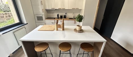 Kylskåp, ugn, spishäll och kaffe- och tebryggare