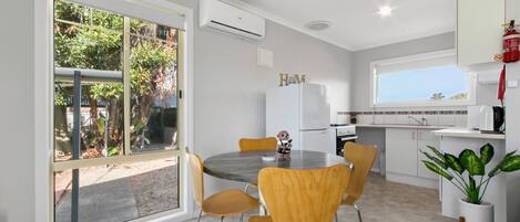 Full-sized fridge, microwave, oven, stovetop