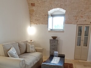 TV - La Matrona | Intimate and enveloping trullo dwelling (Monopoli)