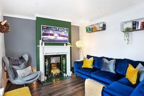 TV connectée, cheminée, livres