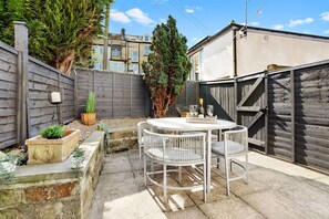 Outdoor dining - Stunning 4Bed Townhouse by HIC & Trendy Kings Quarter (Harrogate)
