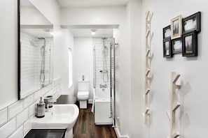 Combined shower/bathtub, hair dryer, towels, soap