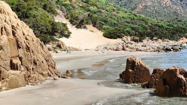 A beach with rocky formations and greenery. - Holiday Home "Casa del Sole" with Sea View, Pool, Garden & Wi-Fi (TERTENIA)