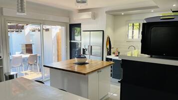 Een koelkast, een microgolfoven, een oven, een kookplaat