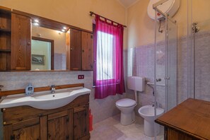 Douche, séchoir à cheveux, serviettes fournies