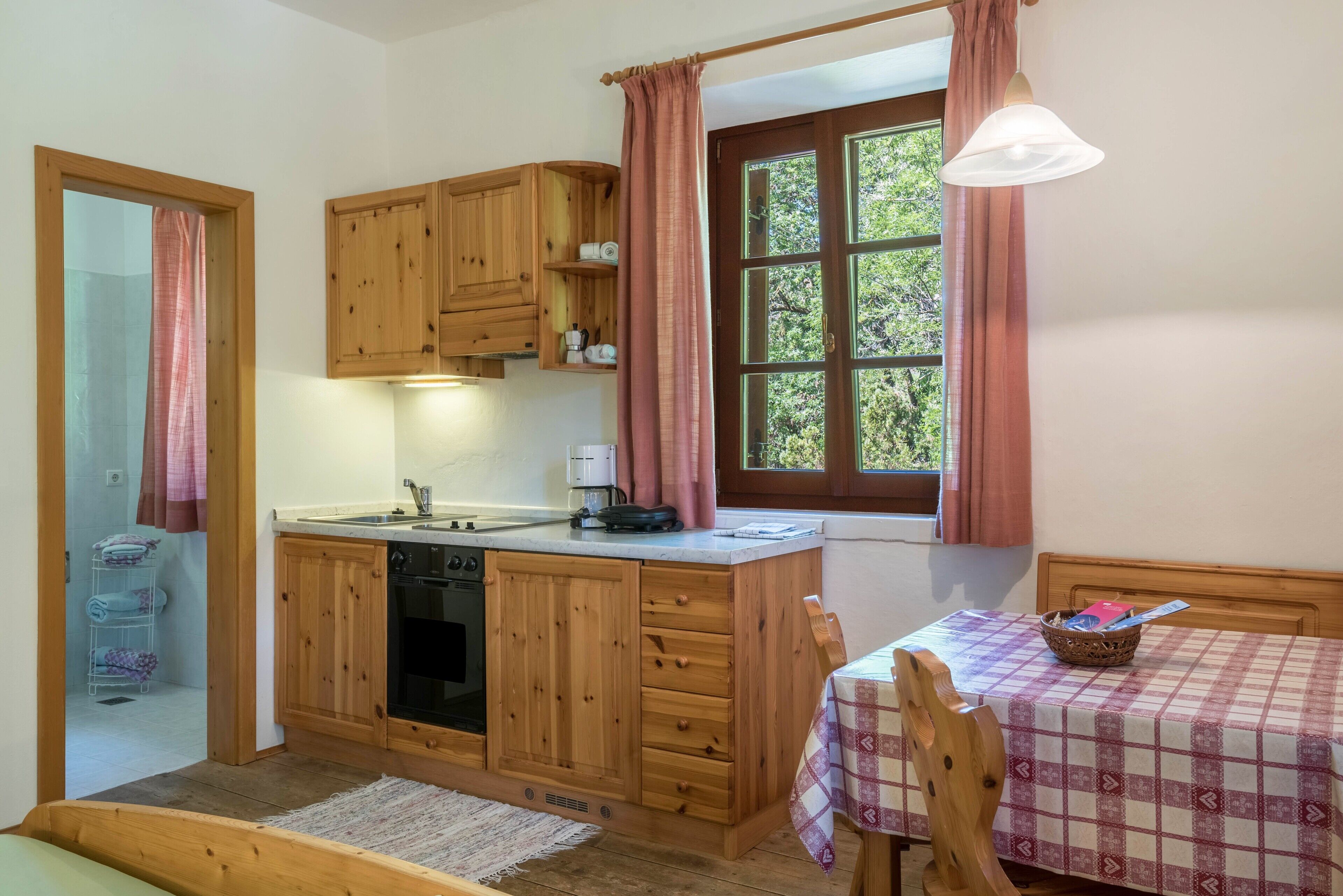 Fridge, oven, stovetop, coffee/tea maker