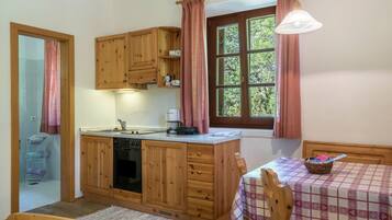 Fridge, oven, stovetop, coffee/tea maker