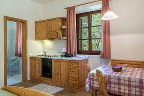 Refrigerador, horno, placa de cocina, cafetera/tetera