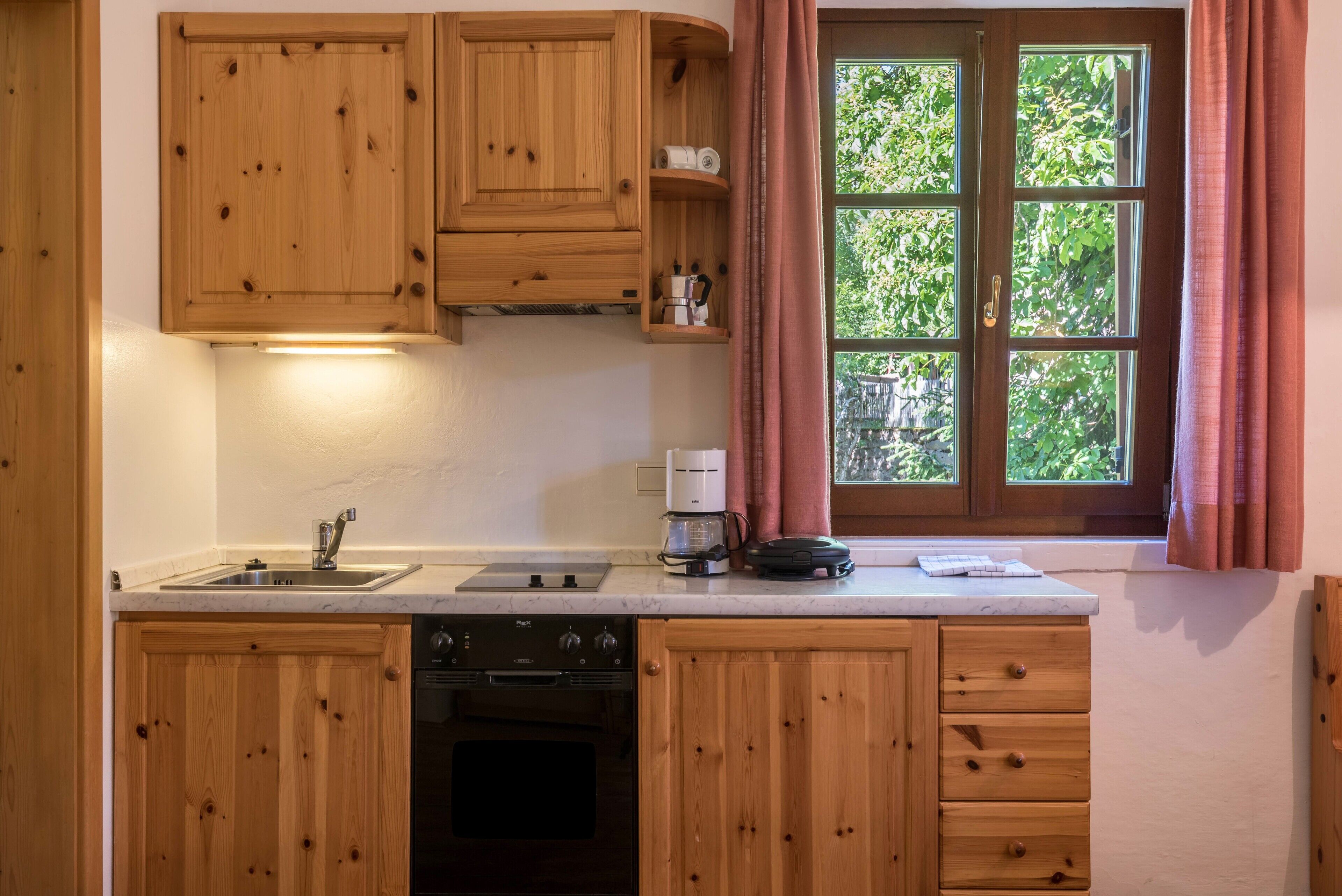Fridge, oven, stovetop, coffee/tea maker