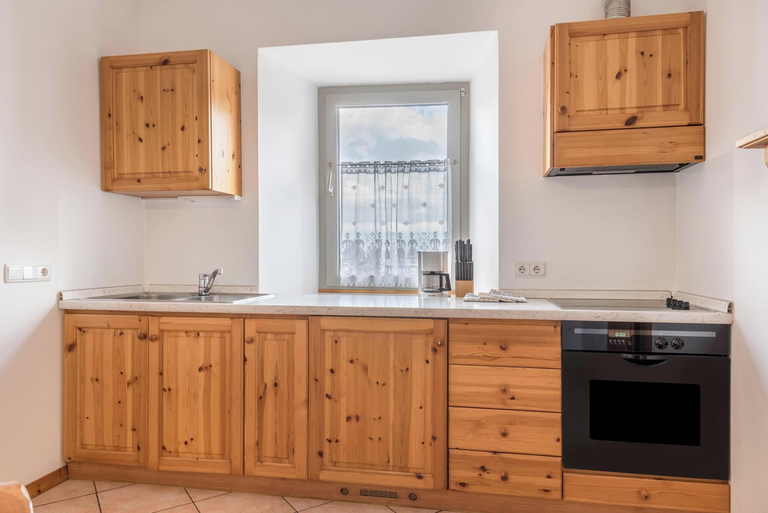 Kühlschrank, Ofen, Herdplatte, Wasserkocher mit Kaffee-/Teezubehör