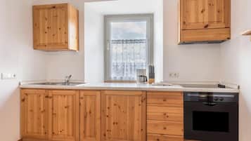 Kühlschrank, Ofen, Herdplatte, Wasserkocher mit Kaffee-/Teezubehör