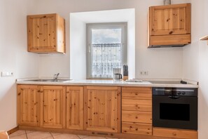 Kühlschrank, Ofen, Herdplatte, Wasserkocher mit Kaffee-/Teezubehör