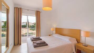 2 slaapkamers, een strijkplank/strijkijzer, gratis wifi, beddengoed