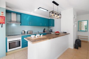 Fridge, microwave, oven, stovetop - Apartment 'Costa Cabanas 56' near the Beach with Shared Pool & Wi-Fi (Tavira)