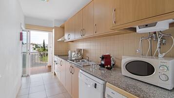 Geladeira, micro-ondas, fogão, cooktop