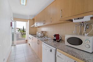 Frigorifero, microonde, forno, piano cottura