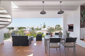 Outdoor dining - Apartment 'Costa Cabanas 36' close to the Beach with Shared Pool & Wi-Fi (Cabanas de Tavira)