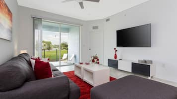 Familie appartement, 3 slaapkamers | Woonruimte | Een 60-inch smart-tv met kabelzenders, Netflix en Hulu