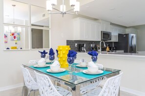 Familienapartment, 2 Schlafzimmer | Essbereich im Zimmer