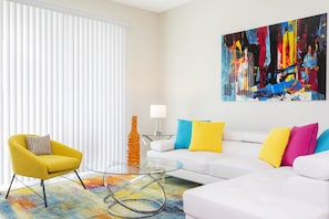 Appartement familial, 2 chambres | Aire de séjour | Téléviseur connecté de 60 po avec télévision par câble, Netflix, Hulu