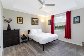 Apartamento família, 2 quartos | 2 quartos, cofres nos quartos, individualmente decorados