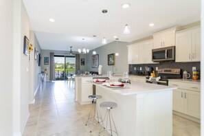 Apartamento família, 2 quartos | Cozinha privada | Geladeira grande, micro-ondas, fogão, cooktop