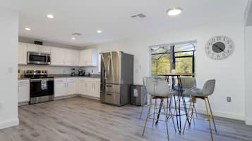 Maison mitoyenne Familiale, 5 chambres | Cuisine privée | Grand réfrigérateur, micro-ondes, four, plaque de cuisson