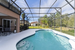 Una piscina con vista despejada al vecindario circundante, incluyendo casas y áreas verdes.
