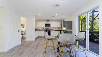 Family Townhome, 5 Bedrooms | In-room dining