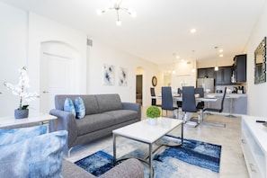 Maison en rangée familiale, 2 chambres | Aire de séjour | Téléviseur connecté de 60 po avec télévision par câble, Netflix, Hulu