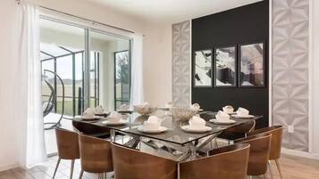 Townhouse Keluarga (8 Bedrooms) | Makan di kamar