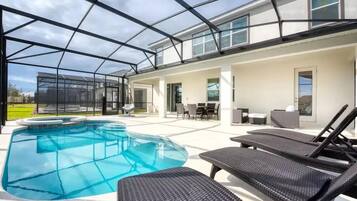 Alberca al aire libre, alberca climatizada y camastros